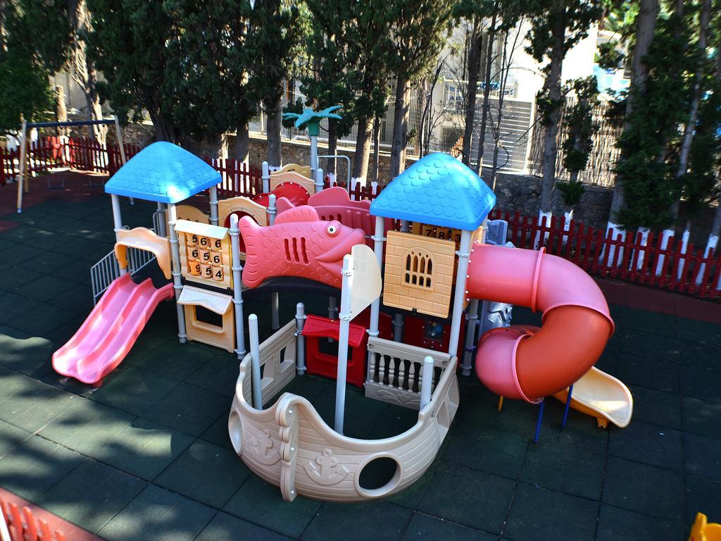 美格达斯卡玛雷斯公寓式酒店 Poros Town 外观 照片