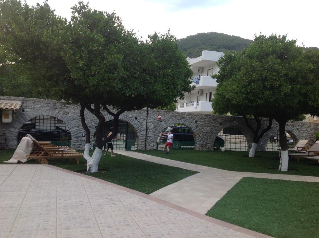 美格达斯卡玛雷斯公寓式酒店 Poros Town 外观 照片